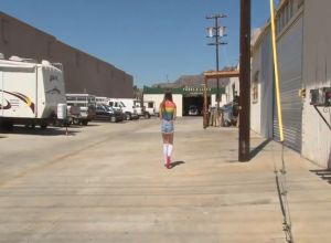 Племянница пришла в мастерскую к дяде и занялась с ним бурным сексом